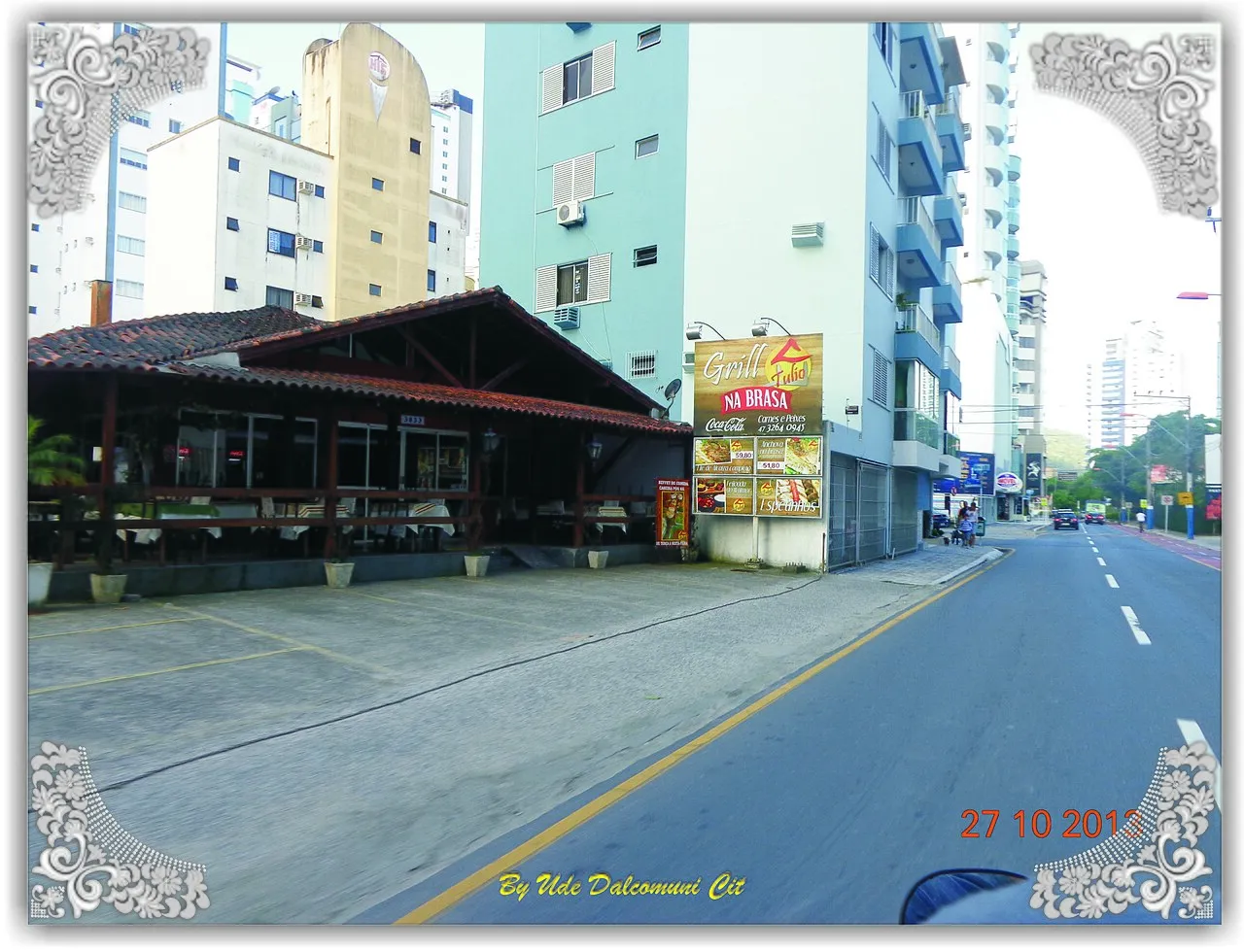 Avenida Atlântica e a faixa de areia da Praia Central de Balneário Camboriú, com a linha de arranha-céus ao fundo