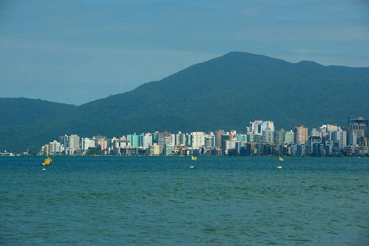 Vista da Meia Praia em Itapema a partir da Ponte do Suspiro, com a orla e a linha de prédios ao fundo