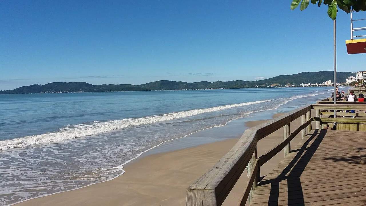 Faixa de areia e prédios altos na orla da Meia Praia, em Itapema, Santa Catarina