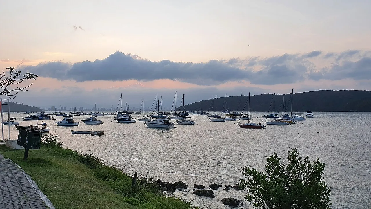 Barcos ancorados na baía de Porto Belo, em Santa Catarina, ao pôr do sol