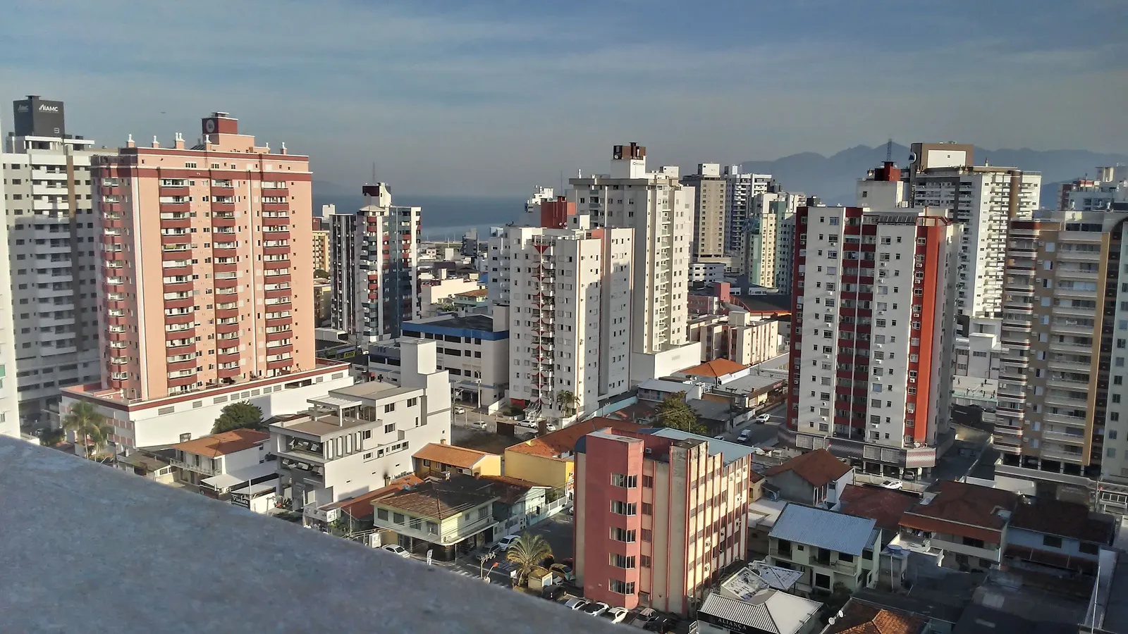 Vista aérea do bairro Kobrasol, em São José, SC, mostrando dezenas de prédios residenciais e comerciais concentrados em poucas quadras